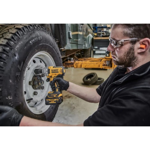 Фото - Гайковерт аккумуляторный DeWALT DCF891P2T